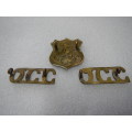 Owen 2821 - QUEENS COLLEGE CADET CORPS CAP BADGE WITH A PAIR OF TITLES
