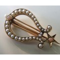 VINTAGE SOLID 9 CARAT GOLD LYRE SHAPED SEED PEARL STUDDED BROOCH VGC