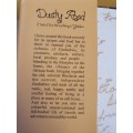 Dusty Road - A Taste of Farm Life and Living in Zimbabwe: Sarah Litford (Hardcover)