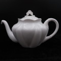 Shelley `Dainty White` 4 Cup Tea Pot.