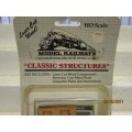 HO SCALE : CLASSIC STRUCTURES- FISHING SHACK & DOCK KIT - LOT 174M