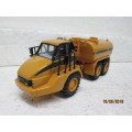 DIE CAST 1:64 SCALE : CAT 730 ARTICULATED TRUCK WITH WATER TANK - LOT 32T