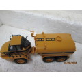 DIE CAST 1:64 SCALE : CAT 730 ARTICULATED TRUCK WITH WATER TANK - LOT 32T
