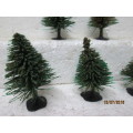 HO SCALE : x5  SMALL PLASTIC PINE TREES - LOT 461T