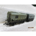 OO SCALE : HORNBY / TRI-ANG x2 CLOSED GRAIN HOPPERS (AUTO OFF-LOADING) - LOT 74z