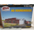 HO SCALE : ATLAS ROUNDHOUSE 3-BAY ENGINE SHED KIT (BOXED) - LOT 584z