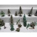 HO SCALE : ASSORTED PLASTIC TREES - LOT 406BB