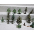 HO SCALE : ASSORTED PLASTIC TREES - LOT 406BB