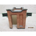HO / OO SCALE : BACHMANN :  RESIN STATION PLATFORM OLD OPEN STYLE TOILET