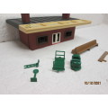 OO SCALE : HORNBY : STATION PLATFORM BUILDING WITH ACCESSORIES - BOXED