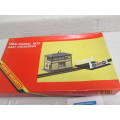 OO SCALE : HORNBY : GWR SIGNAL BOX AND CROSSING - KIT - BOXED