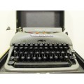 Remington Rand - Traveling typewriter - A lovely unit - Bid Now !!
