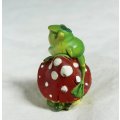 Minature frog on a mushroom - Gorgeous! - Bid Now!!!