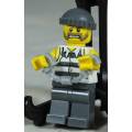 LEGO MINI FIGURINE-CRIMINAL WITH A TORN SHIRT AND HANCUFFS(CTY0481) BID NOW!!