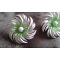 Original 1950s Vintage Green White Flower Clip On Earrings 3cm diameter