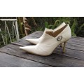 Vintage Gia Moretti Creme White Pointed Leather Pumps Size 38 excellent condition made in Italy