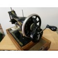 ANTIQUE SINGER SEWING MACHINE (c. 1919) - EXCELLENT IN 100% WORKING CONDITION - WITH ORIGINAL COVER