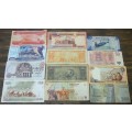 *CRAZY R1 START* Lot of 12 International bank notes - Bid per note