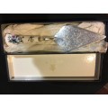 WOW !!!  A BEAUTIFUL ROYAL WORCESTER BONE CHINA CAKE KNIFE / LIFTER IN THE ORIGINAL BOX