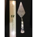 WOW !!!  A BEAUTIFUL ROYAL WORCESTER BONE CHINA CAKE KNIFE / LIFTER IN THE ORIGINAL BOX
