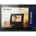SONY DPF~A72 .....7" DIGITAL PHOTO FRAME UN~USED IN THE BOX WITH ALL THE ACCESSORIES