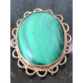 STUNNING 9ct GOLD AND MALACHITE PENDANT - MARKED ON THE HANGER - 11 GRAMS TOTAL WEIGHT