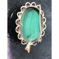 STUNNING 9ct GOLD AND MALACHITE PENDANT - MARKED ON THE HANGER - 11 GRAMS TOTAL WEIGHT