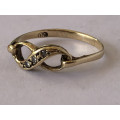 WOW !!! GORGEOUS 9ct YELLOW GOLD AND DIAMOND INFINITY RING WITH 3 DIAMONDS - 1.14g
