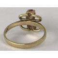 STUNNING 9ct VINTAGE YELLOW GOLD AND RUBY RING WITH MAKERS MARK - SIZE L - 2.17g
