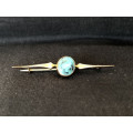 STUNNING VICTORIAN 9CT YELLOW GOLD AND SIMULATED TURQUOISE GLASS BROOCH - MAKERS MARK - 2.25g