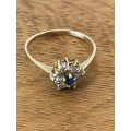 WOW !!! STUNNING 9ct YELLOW GOLD SAPPHIRE AND CZ FASHION RING - SIZE P - 1.63 g