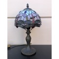 STUNNING VINTAGE TIFFANY STYLE LEAD GLASS TABLE LAMP IN FULL WORKING ORDER