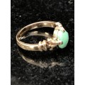 A vintage 9ct yellow gold and turquoise ring - 3.07g - size L