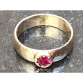 STUNNING 9ct YELLOW GOLD AND RUBY RING - SIZE J1/2 - WEIGHS 2.36g