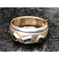 9ct YELLOW GOLD WITH SAPPHIRES AND ENAMEL DRESS RING - 4.25g - CLEARLY MARKED