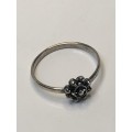 STUNNING STERLING SILVER LITTLE ROSETTE FASHION RING - SIZE P - 1.31g