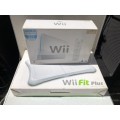 WII WHITE CONSOLE IN THE BOX WORKING 100% WITH NUNCHUCKS AND ONE CONTROLLER