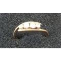BEAUTIFUL 9ct YELLOW GOLD WITH 4 CUBIC ZIRCONIA STONES IN CLAW SETTING - SIZE M - 2.48g TOTAL WEIGHT