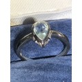 BEAUTIFUL 9ct WHITE GOLD RING WITH A 1.3kt TEARDROP AQUAMARINE IN BEZEL SETTING - SIZE R - 2.3g