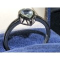 BEAUTIFUL 9ct WHITE GOLD RING WITH A 1.3kt TEARDROP AQUAMARINE IN BEZEL SETTING - SIZE R - 2.3g