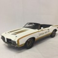 ACME 1972 Hurst Oldsmobile pace car with Linda Vaughn figurine - scale 1/18 in box
