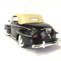 Road Signature 1948 Ford convertible model car - scale 1/18
