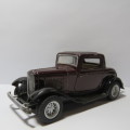 Kinsmart 1932 Ford 3-window coupe model car - Scale 1/34
