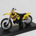 Maisto Suzuki RM250 dirt bike die-cast motorcycle - Scale 1/18 in box