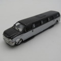 Maisto Playerz Ford Excursion limousine toy car - scale 1/64