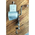 Small vintage veggie mill/grinder (Dico - 21cm)