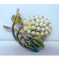 VINTAGE GOLD TONE HOLLYWOOD SIGNED SEED PEARL BROOCH. 45mm.