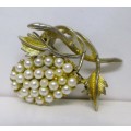 VINTAGE GOLD TONE HOLLYWOOD SIGNED SEED PEARL BROOCH. 45mm.