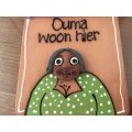 Ouma woon hier sign /Plaque