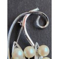 Vintage 5 Pearl Filigree Folilage Pin Brooch (pretty costume Jewellery) - as per photograph